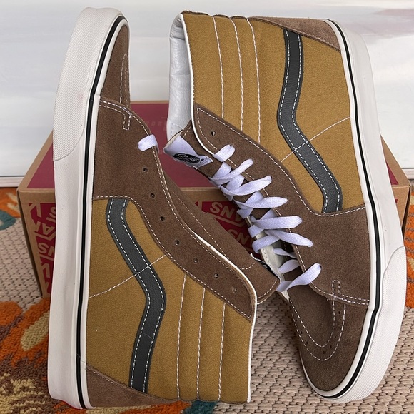 Vans Men’s Sk8-Hi
Canvas/Suede Pop Brown/Mu
VN000CMXBF0
Sneakers - Picture 12 of 16